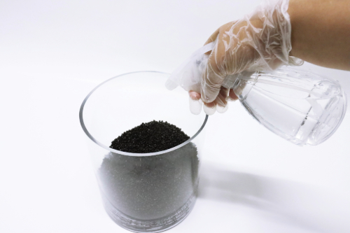 容器に土を入れて湿らせる